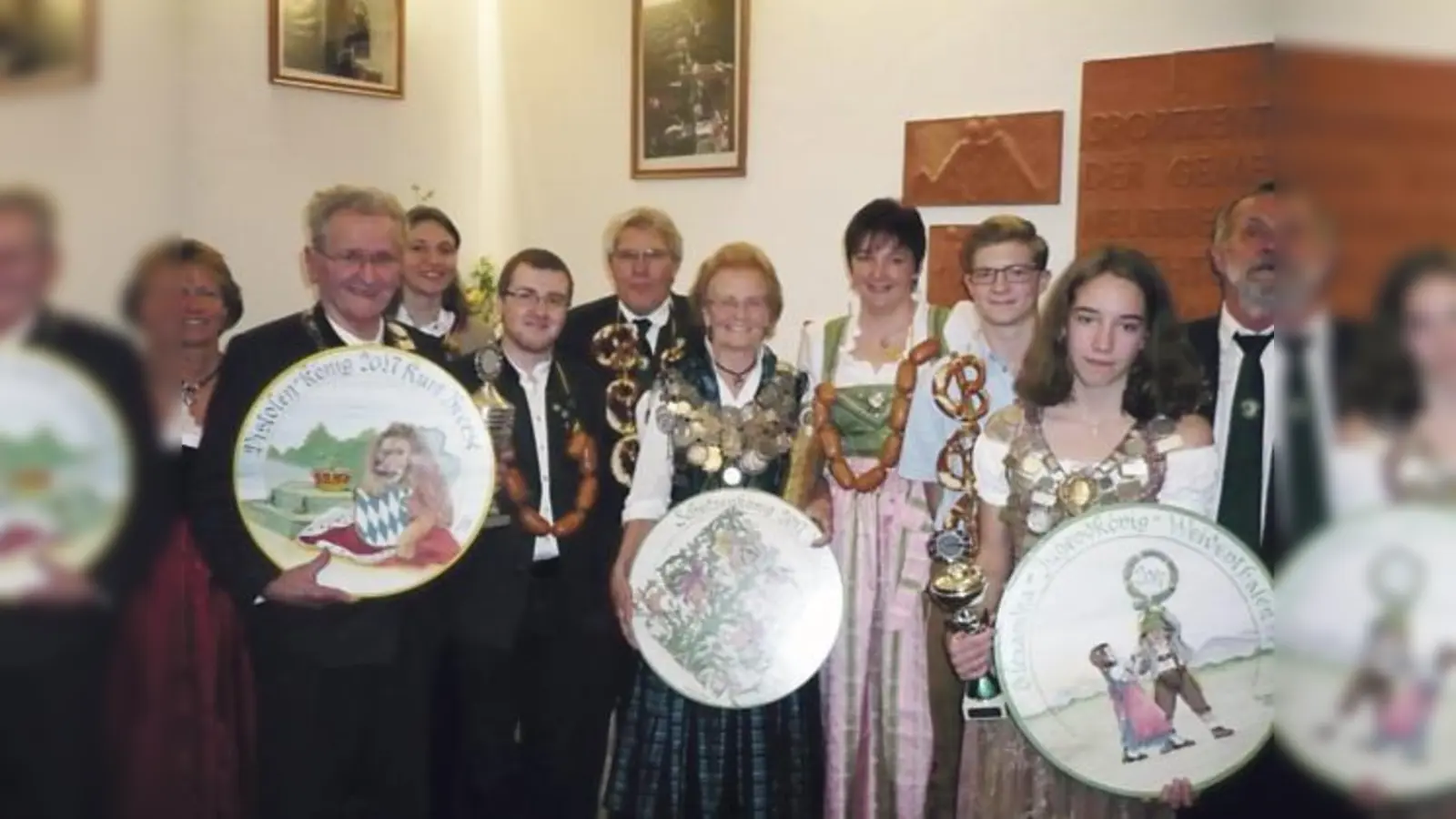 Kurt Breese, Sandra Weber, Patrick Hügel, Thomas Kirschbauer, Brigitte Breese, Sabine Weidenthaler, Christian Meyer-Giesow und Alexandra Weidenthaler sind die neuen Schützenkönige der Waldschützen in Neubiberg.	 (Foto: VA)