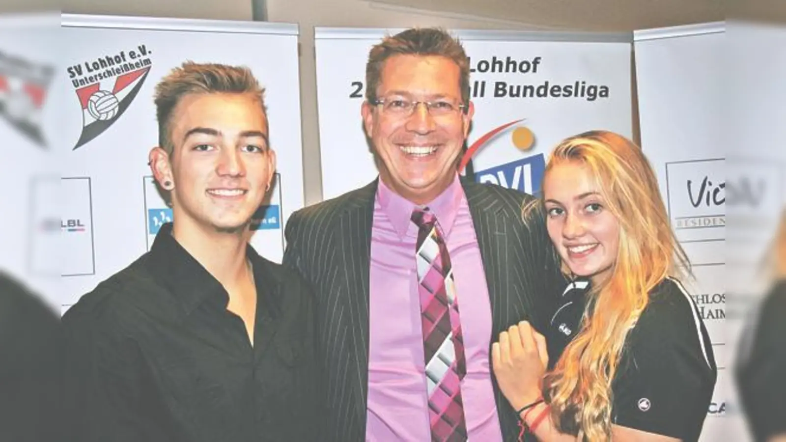 Volleyballabteilungsleiter Matthias Kock mit seinen Kindern Christina und Benjamin, die in der ersten Damen- und Herrenmannschaft spielen.	 (Foto: ws)