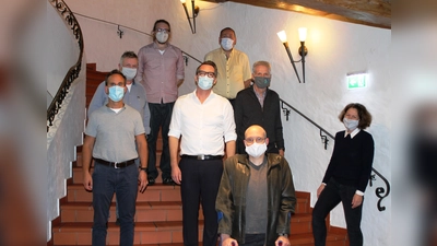 Der neue Vorstand von links: (mittlere Reihe) Bahram Edrissi, Raphael Melcher, Günter Lenz, Cordula Koch, (vorne) Jens Möllenhof, (hinten) Andreas Zink, Florian Schmidt, Klaus Spagl, (nicht im Bild) Kristina Kleinmagd-Kalteis, (nicht im Bild) Irene Dingler und Jo Neunert.  (Foto: SPD)