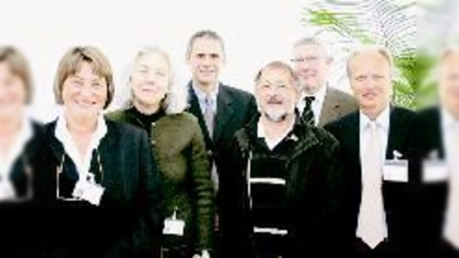 Die Verantwortlichen des neuen Tumorzentrums München Süd mit Chefarzt Meinolf Karthaus (3. v. l.). Unterstützt wird Karthaus an der Spitze des Zentrums durch die beiden Standortleiter Ludwig Lutz (2. v. r.) und Konrad Nibler (3.v. r.).  (Foto: Kirsten Ossoi)