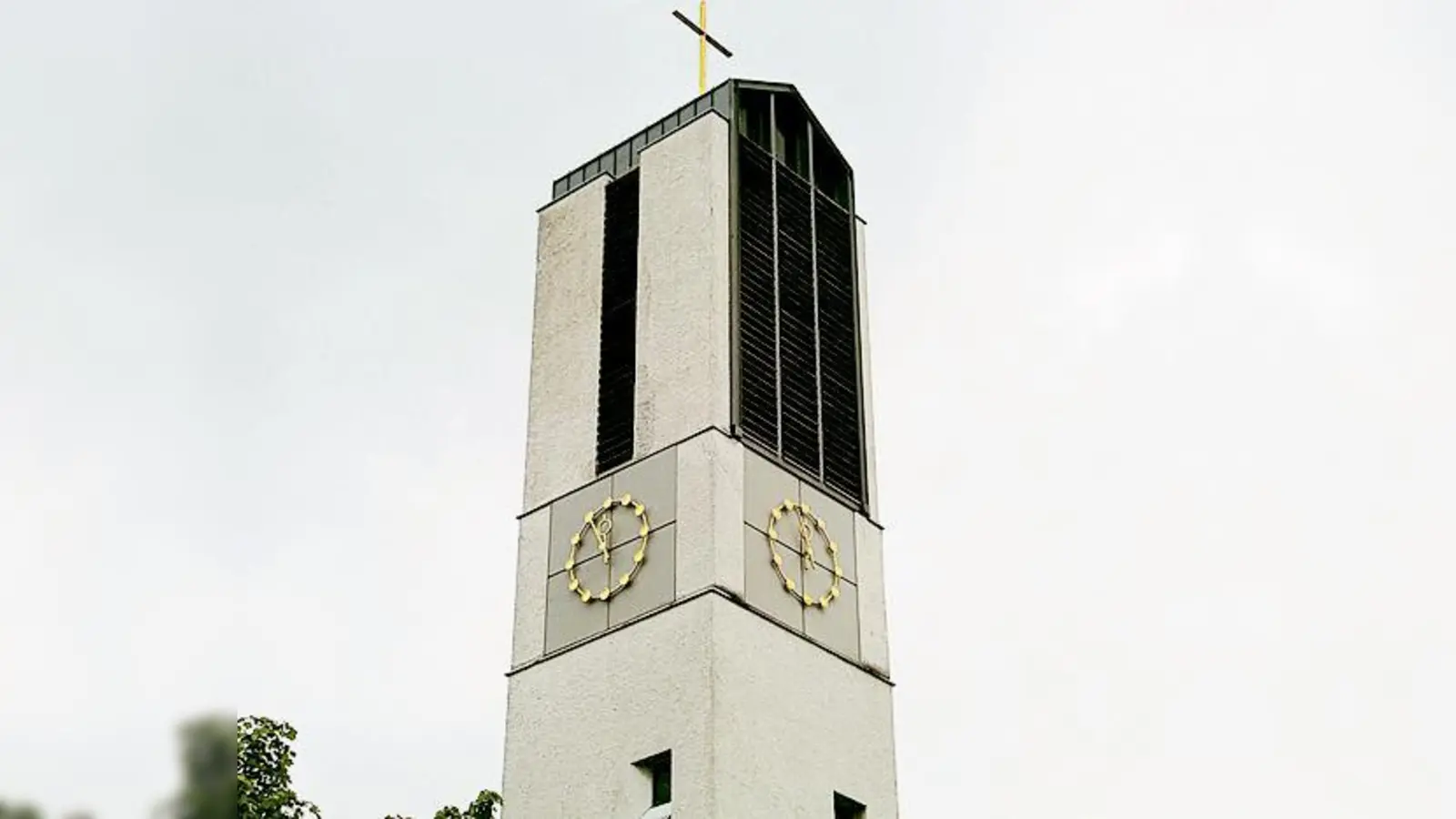 Fünf vor zwölf: Seit Anfang März treten auch in München immer mehr Menschen aus der Kirche aus.  (Foto: ikb)