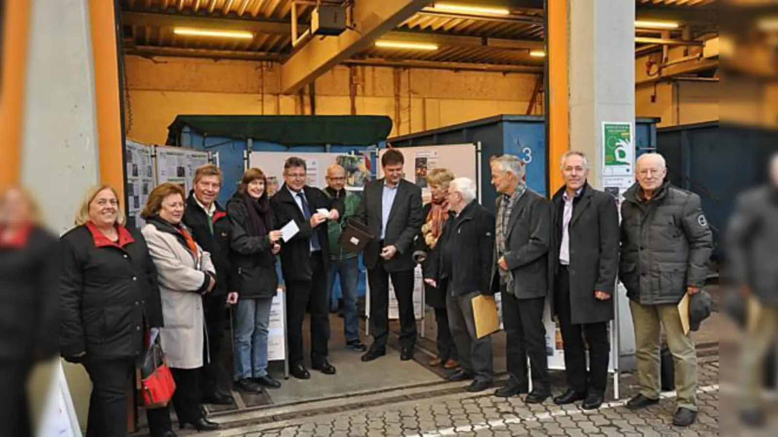 Verbandsräte bei der Ziehung der Gewinner der Verlosungsaktion, die im Rahmen der Europäischen Woche zur Abfallvermeidung stattfand.	 (Foto: ZwV)