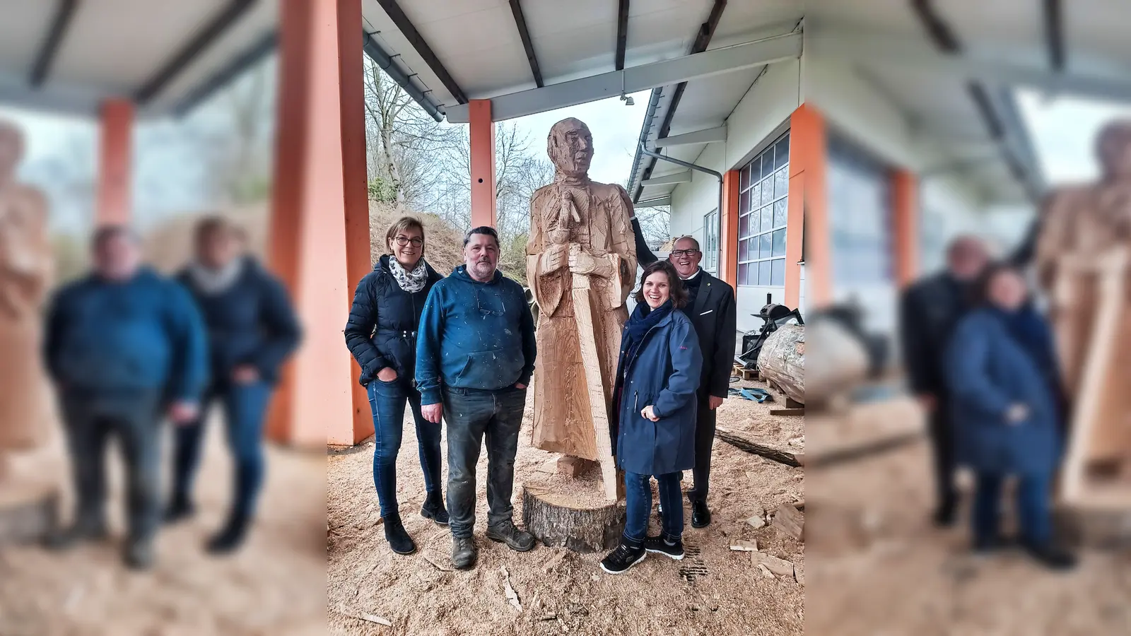 Susanne Allers, Clemens Heinl, Susanne Köhler und Prof. Wilhelm Liebhart (von li.) vor der Holzskulptur „Der heilige Alto”. (Foto: Susanne Allers)