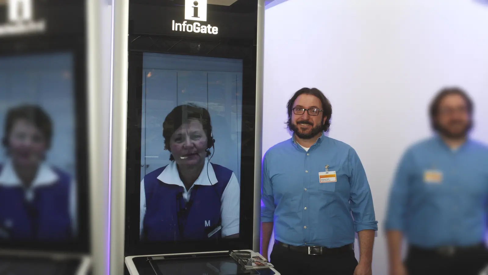 Der Bankschalter der Zukunft? Sebastian Sand stellte eine Möglichkeit vor. Auf dem Monitor: Angelika Brummer vom Service-Team der FMG. An ihrer Stelle könnte der Serviceangestellte als Ansprechpartner beispielsweise einer Bank stehen. (Foto: kw)