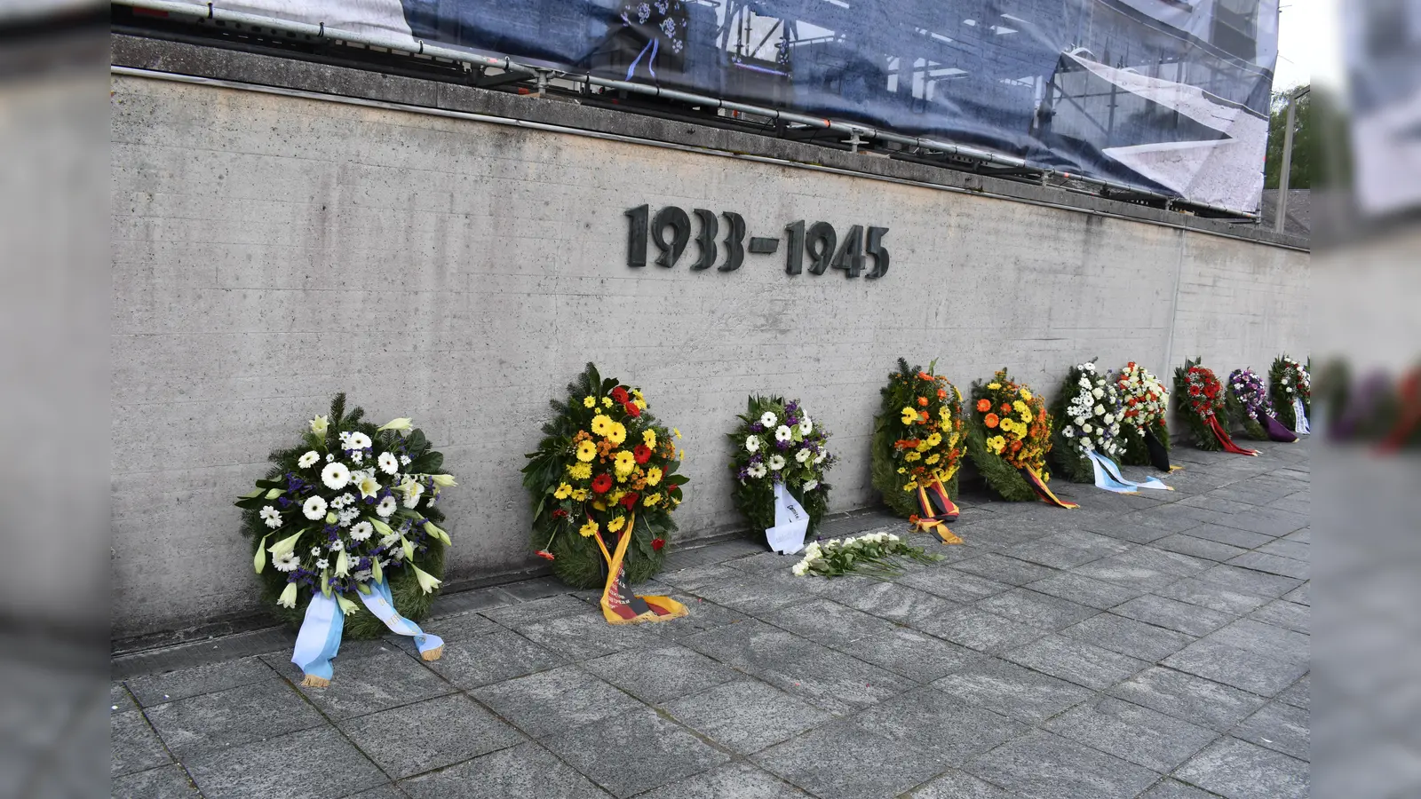Im KZ Dachau wurden am Sonntag Kränze zum Befreiungstag gelegt. (Foto: Daniel Mielcarek)
