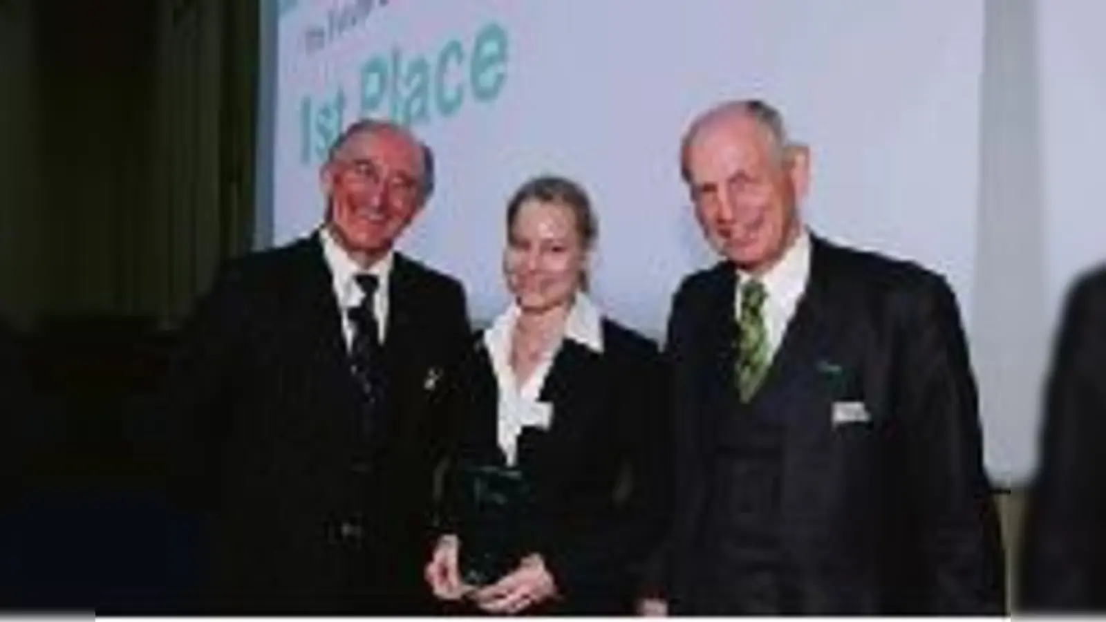 Dr. Gillen zusammen mit Prof. Dr. h. c. Ludwig Georg Braun (rechts) und William Thomas, Vizepräsident des Royal College of Surgeons (links). (Foto: MRI)