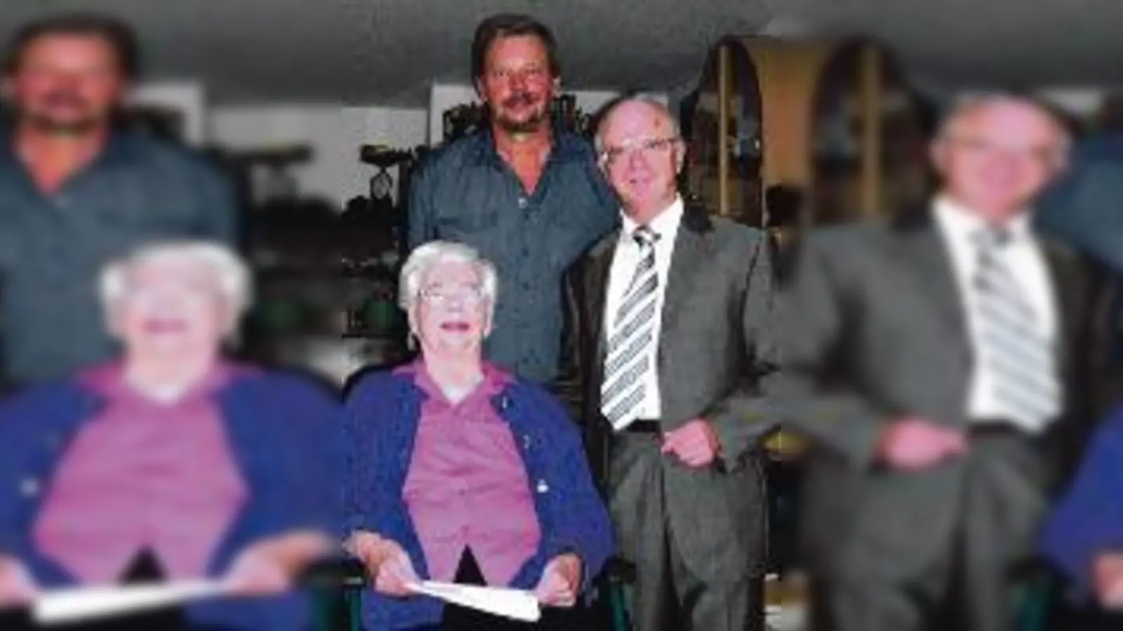 Auch Feldkirchens dritter Bürgermeister Werner Schamberger (re.) war unter den Gratulanten: Die Jubilarin Anna Popfinger (li.) mit ihrem Sohn Manfred (Mitte). 	 (Foto: Privat)