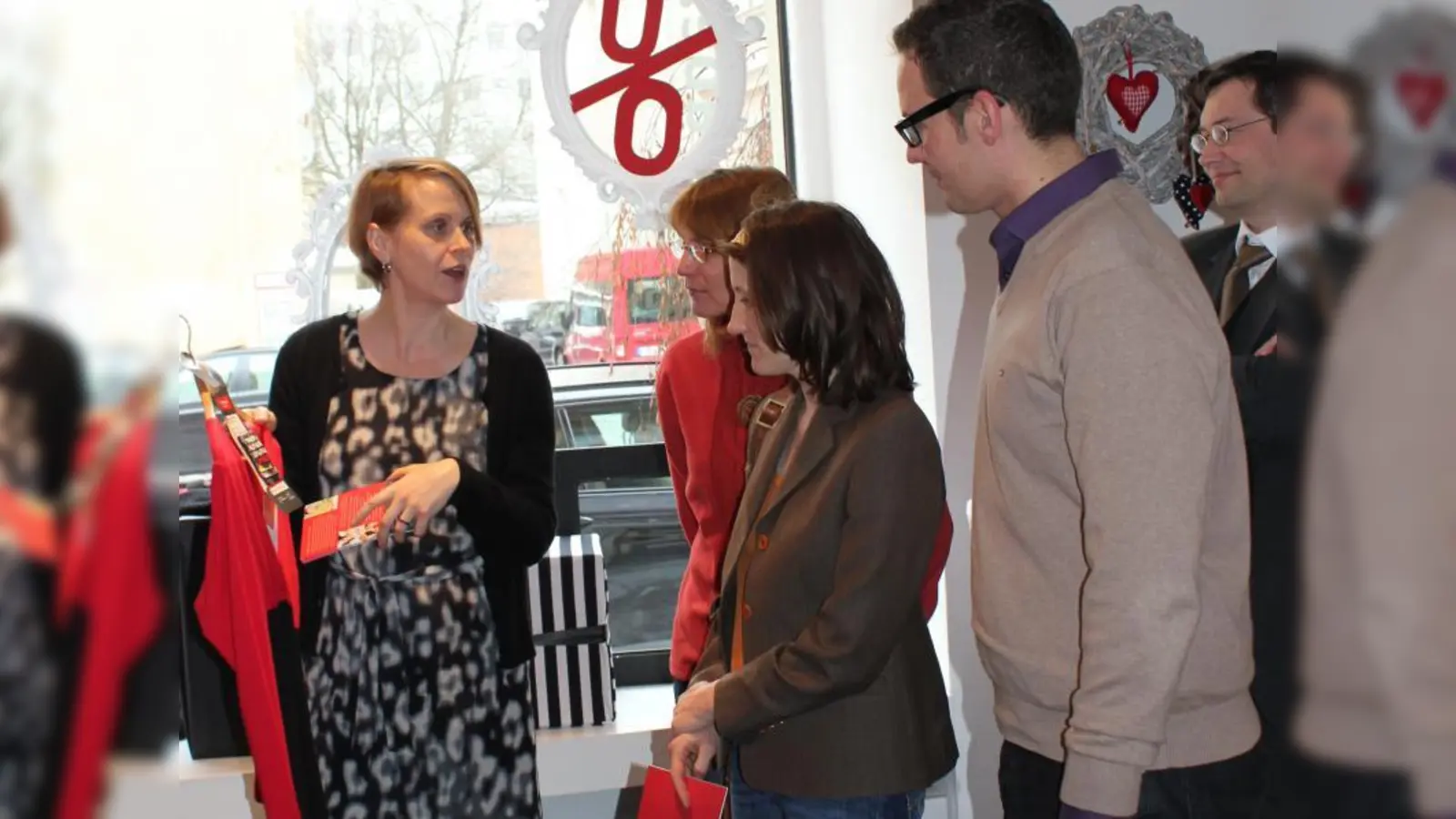 Johanna Schilling, Geschäftsführerin des Weißen Raben, führte die Stadträte Constanze Söllner-Schaar, Ulrike Boesser und Andreas Lotte durch die Boutique im Nähwerk. (Foto: SE)