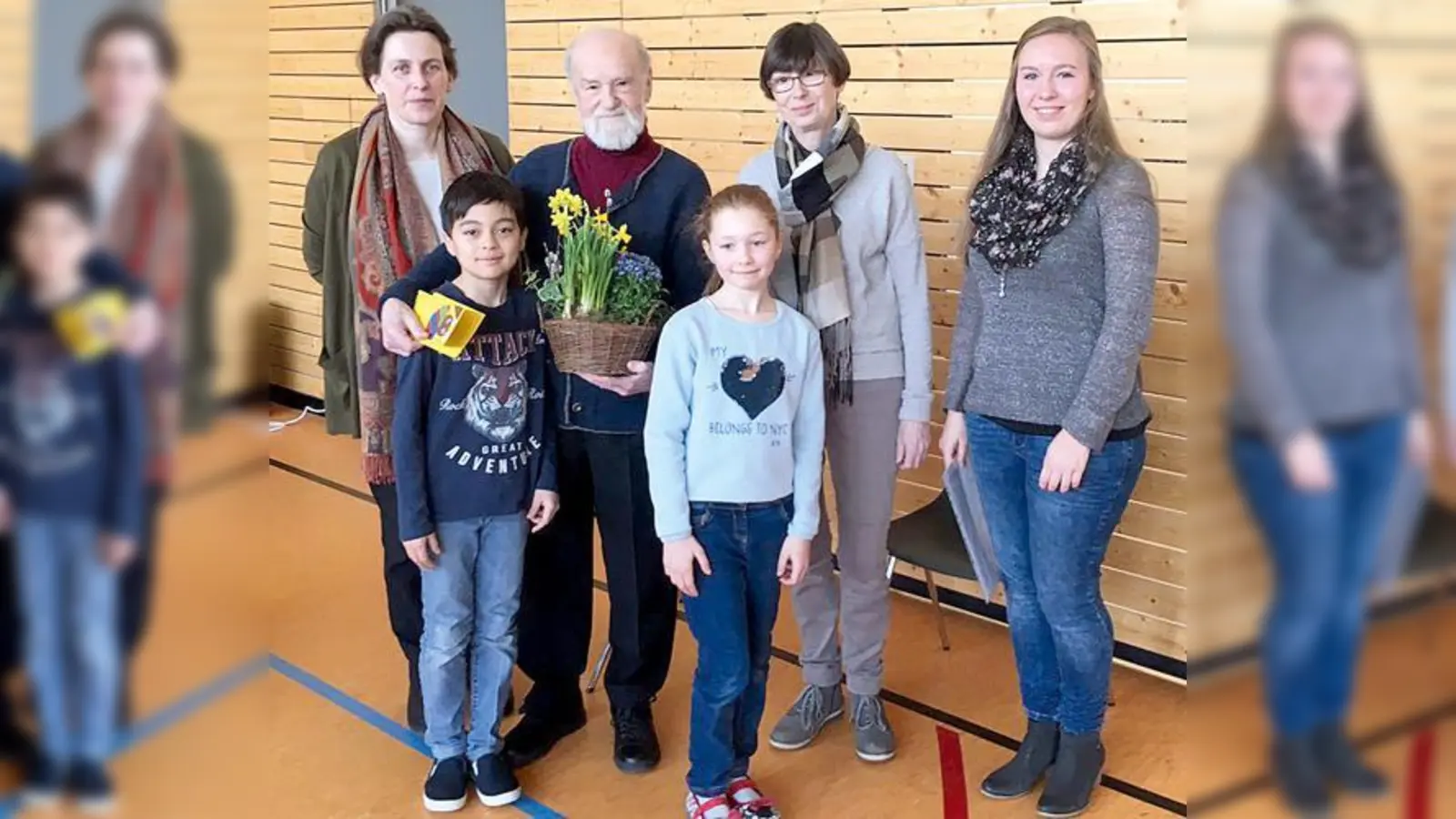 Die Viertklässler Lara und Kaito überreichten Karl Klebel, Organisator der Partnerschaft einer bolivianischen Schule, einen Blumengruß. Weiterhin zu sehen sind (v.l.) die Religionslehrerinnen Heidemarie Herzog, Monika Kuprat und Corinna Weber.  (F: priv.)
