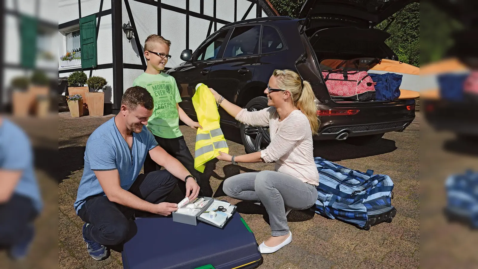 Verbandskasten, Warnweste – möglichst auch für die anderen Insassen – und Warndreieck sollten im Auto immer griffbereit sein.  (Foto: © BVMed)