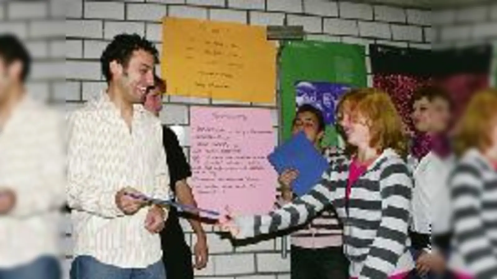 Ein Hauptschulabschluss ist es (noch) nicht, was Klassenlehrer Thomas Blechner mit Sozialpädagogin Barbara Gulde den Schülern (auf dem  (Foto: Marcus, Tufan, Sabrina und Lisa, v. l.) seiner P-Klasse geben kann aber das Zeugnis eines erfolgreichen Jahres.)