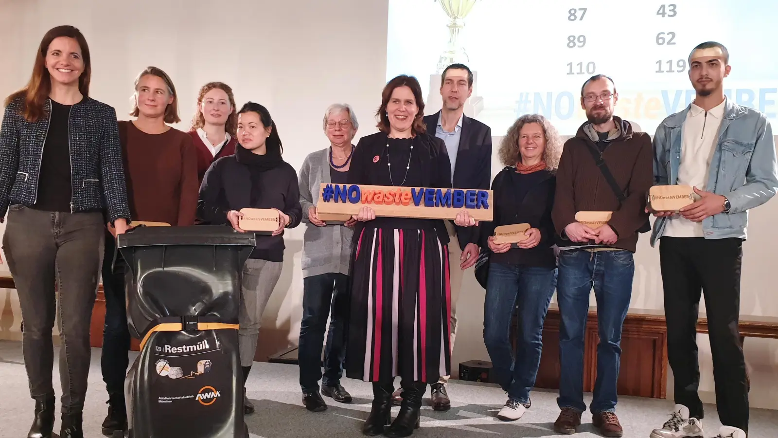 Die Kommunalreferentin Kristina Frank und 3. Bürgermeisterin Verena Dietl zeichneten die Gewinner der ZeroWaste-Challenge aus. (Foto: Robert Bösl)