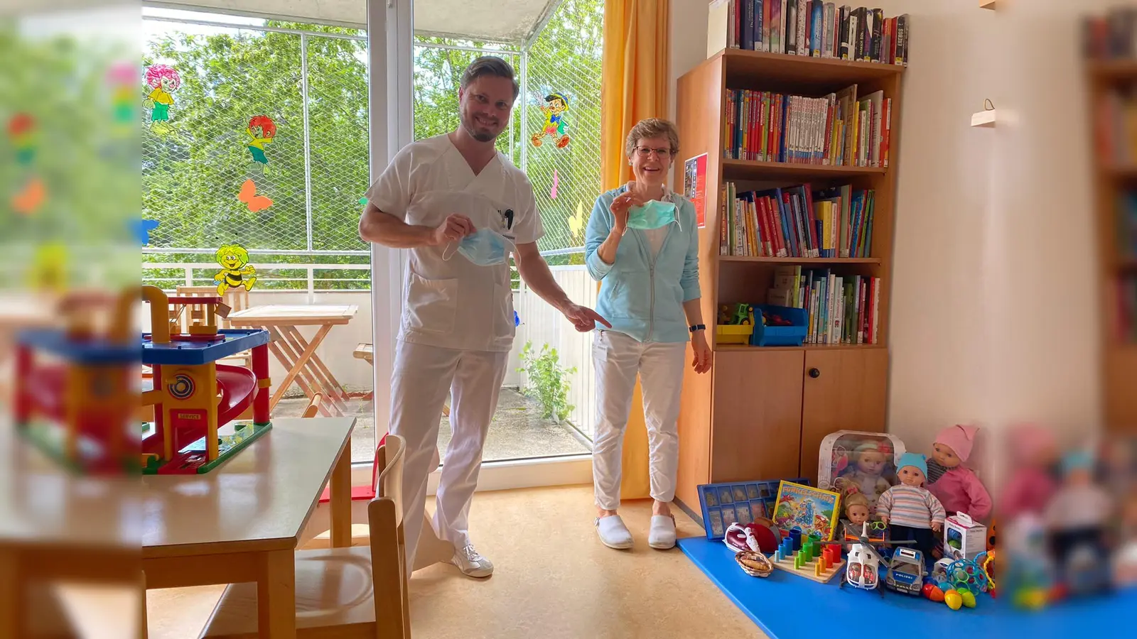 Dr. Florian Bauer und Ulrike Böck vom Harlachinger Patientenkindergarten in Harlaching freuen sich sehr über die Neuanschaffungen, die Dank einer Spende angeschafft worden ist.  (Foto: Privat)