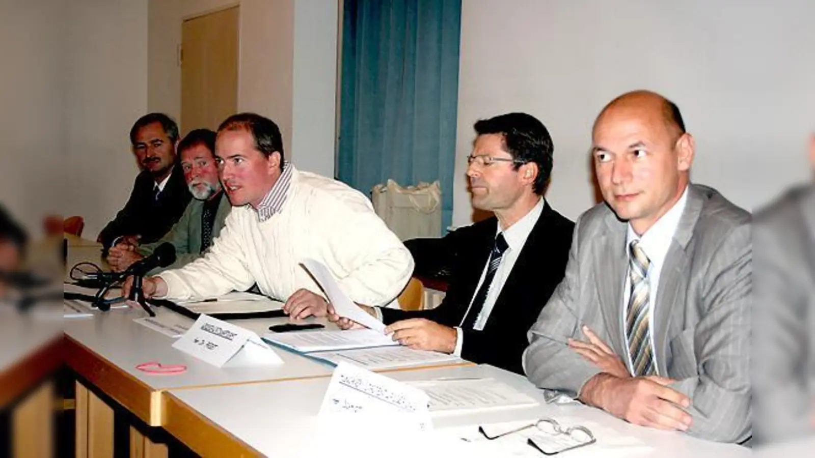 Betroffene Feldmochinger Bürger, Martin Obersojer und Rolf Deska, der BA-Vorsitzende Markus Auerbach, Dr. Klaus Arzet, Leiter des staatlichen Wasserwirtschaftamtes und Robert Schmidt, technischer Werkleiter der Münchner Stadtentwässerung.	 (Foto: ws)