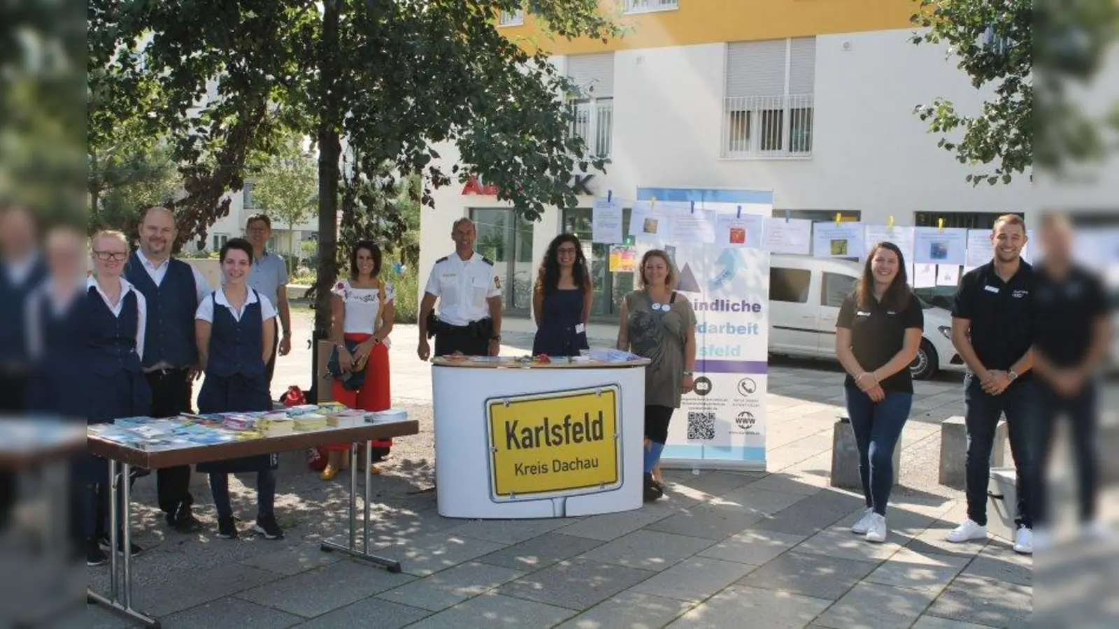 Daniel Schermelleh von EDEKA mit zwei Mitarbeiterinnen, Tobias Schmitt, Leiter der Jugendarbeit, Venera Sansone, Gemeinderätin und Jugend- und Schulreferentin, Thomas Kirner, Jugendbeamter der Dachauer Polizei, Charide von der Ahe, Aufsuchende Jugendarbeit, Daniela Klemens vom Jugendhaus sowie Veronika Kölbl und Maximilian Forster von der Audi BKK beim Präventionstag zum Thema „Alkoholmissbrauch bei Kindern und Jugendlichen”. (Foto: KA)