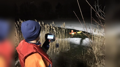 Der Übungsabend bot allen Übungsteilnehmern Gelegenheit mit dem Equipment zu üben, die verschiedenen Rettungsmittel anzuwenden und unterschiedliche Rettungstechniken im Wasser und auf dem Eis zu vertiefen. (Foto: Freiwillige Feuerwehr Garching)