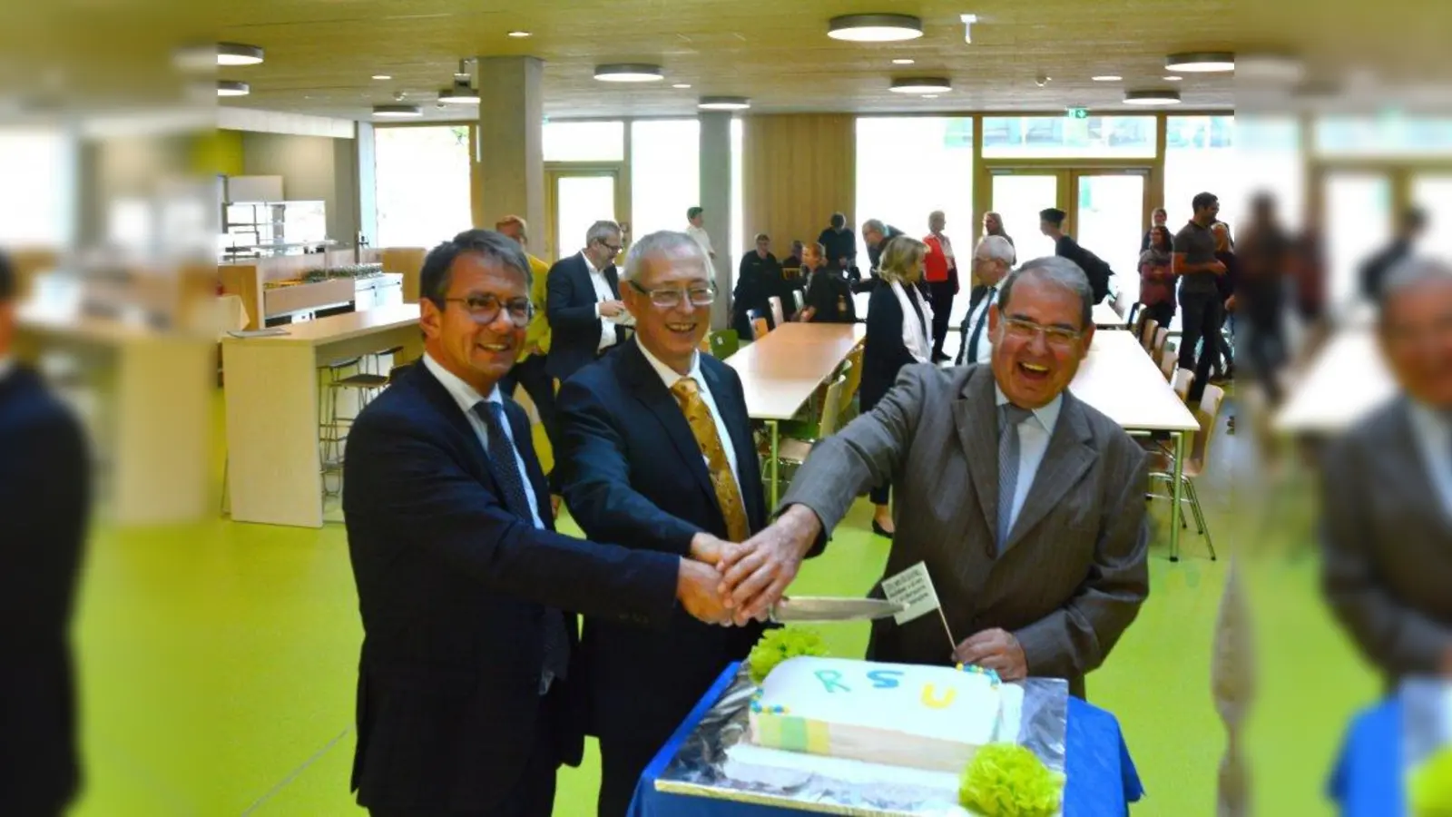 V.li. :Landrat Thomas Karmasin, Schulleiter Christoph Breuer, 2. Bürgermeister der Stadt Germering, Wolfgang Andre, beim Anschneiden der Torte zur Feier der neuen Ganztagesbetreuung der Realschule Unterpfaffenhofen. (Foto: LRA STA)