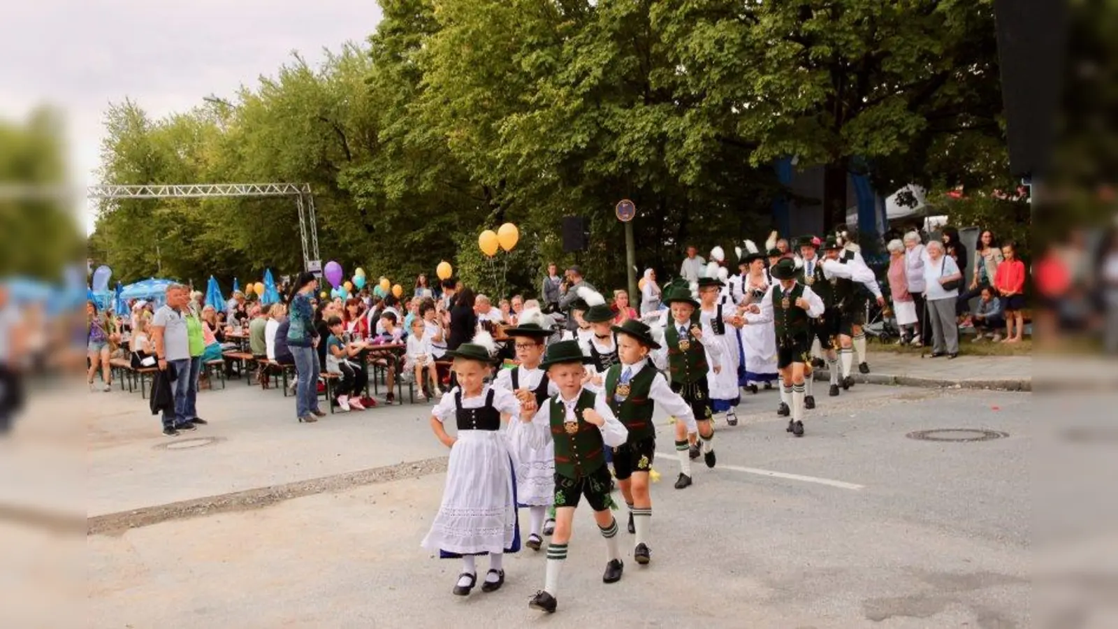 Die Tänzer der Almarösler bei ihrem Auftriit: Den ganzen Sonntagnachmittag lang gab es Programm auf der großen Bühne. Doch auch Mitmach-Aktionen und Infostände lockten viele Besucher an. (Foto: us)