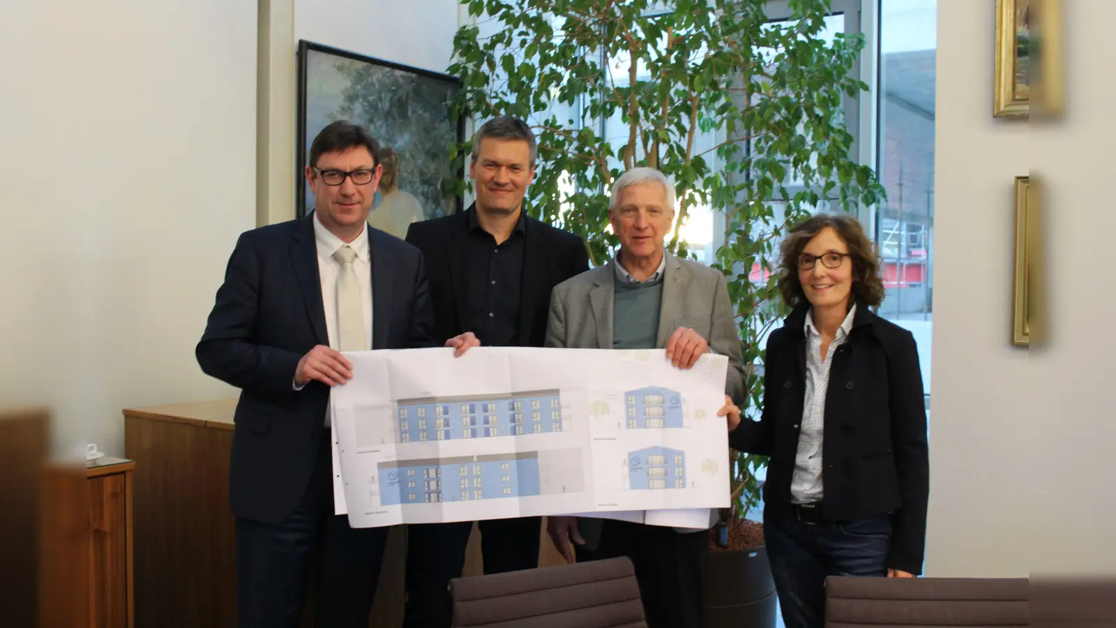 Auf das große Bauprojekt freuen sich (v.l.): Landrat und Vorsitzender Martin Bayerstorfer, Planer Christian Brunner, Geschäftsführer Randolf Gänger und Wohnbereichsleiterin Colleen Duvos.  (Foto: LRA Erding)