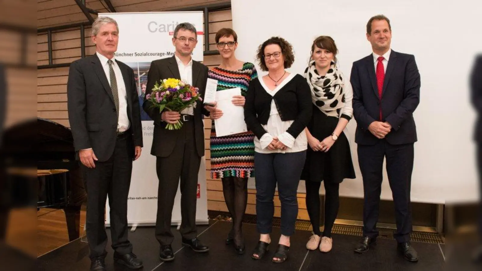 Auszeichnung für die Reihe „Besondere Menschen” (von links):  Dr. Thomas Becker (Deutscher Caritasverband Freiburg (Abteilungsleiter Sozialpolitik und Medien), Team Münchner Wochenanzeiger mit Johannes Beetz, Tanja Beetz, Ulrike Seiffert und Sylvia König sowie Georg Falterbaum (Vorstandsmitglied Caritasverband). (Foto: Caritas München / Reinhard Wieland)