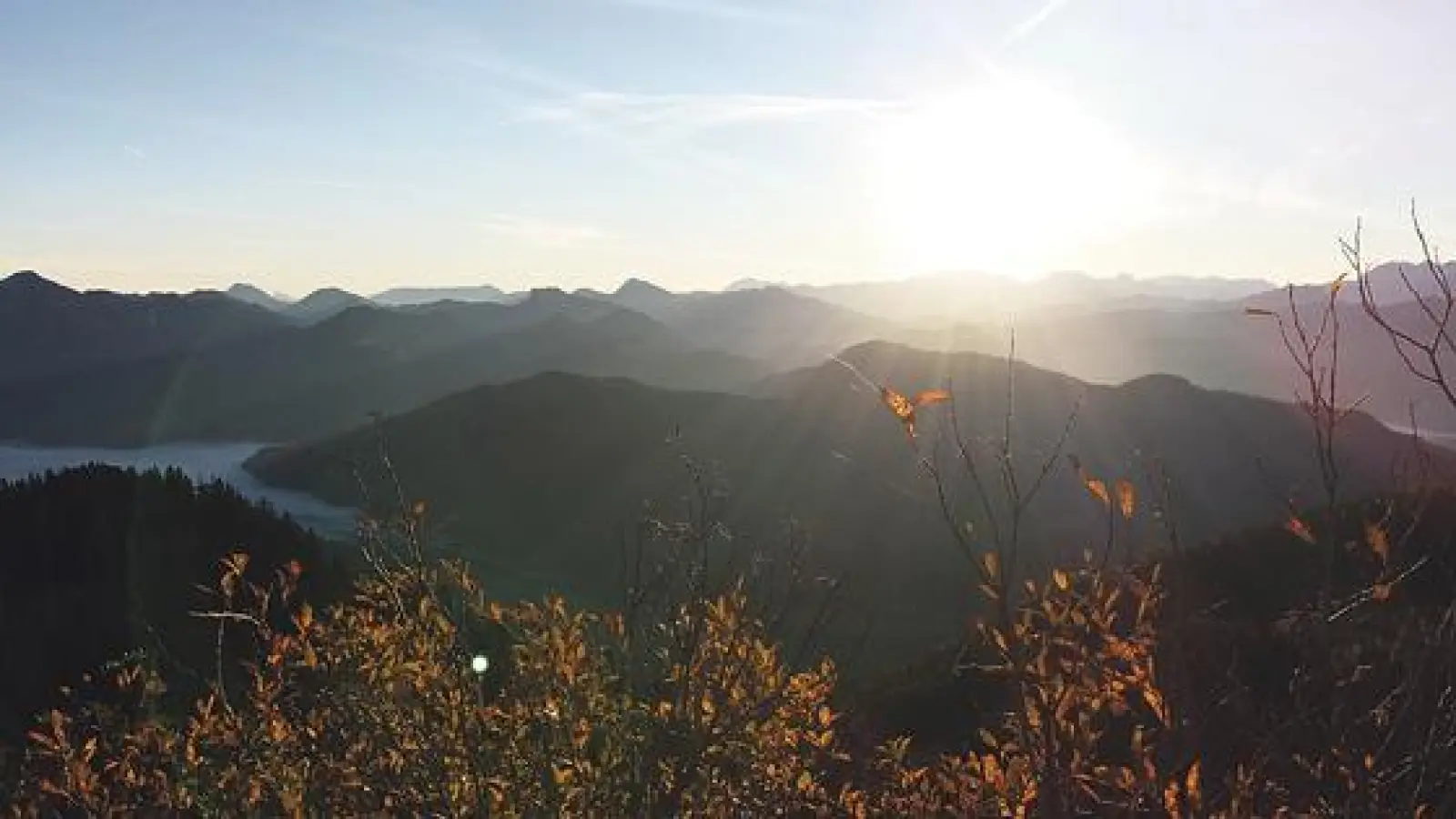 Auf den Bergen die Sonne, im Tal der Nebel. Die Konstellation lockt Sonnenhungrige, Wanderer und Naturliebhaber im Herbst in luftige Höhen.	 (Foto: Stefan Dohl)