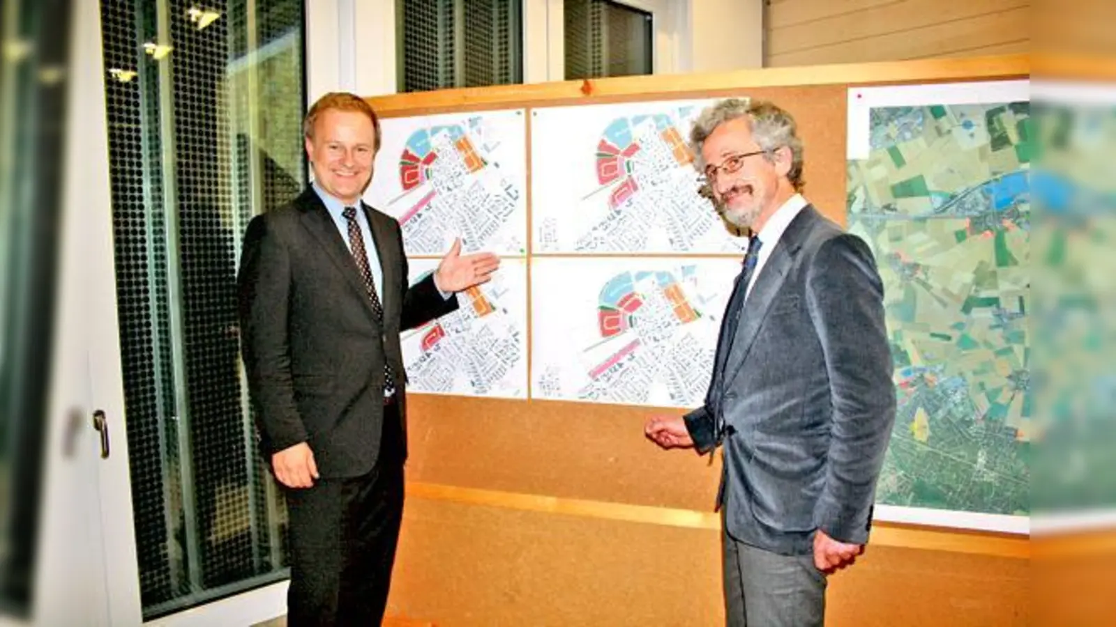 Bürgermeister Robert Niedergesäß (links) und Claus Ortner stellten die Pläne für die Gemeinde vor.	 (Foto: Julia Stark)