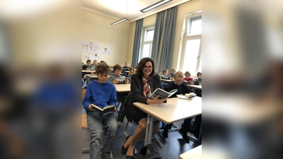 Ilse Aigner las in der Klasse 5c aus einem Jugendbuch vor. (Foto: Bayerischer Landtag)
