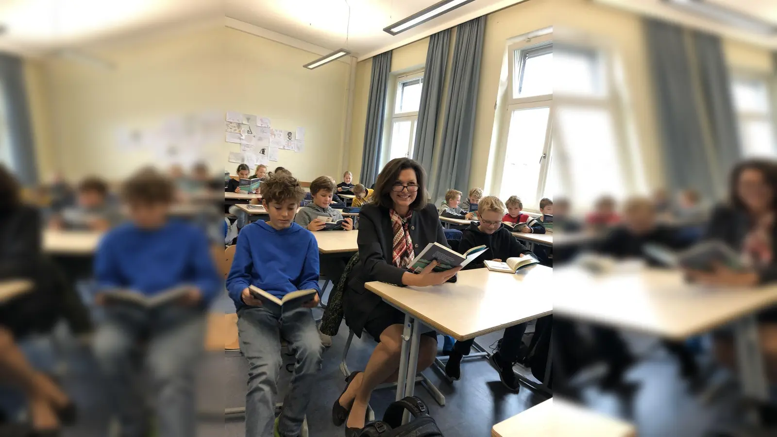 Ilse Aigner las in der Klasse 5c aus einem Jugendbuch vor. (Foto: Bayerischer Landtag)