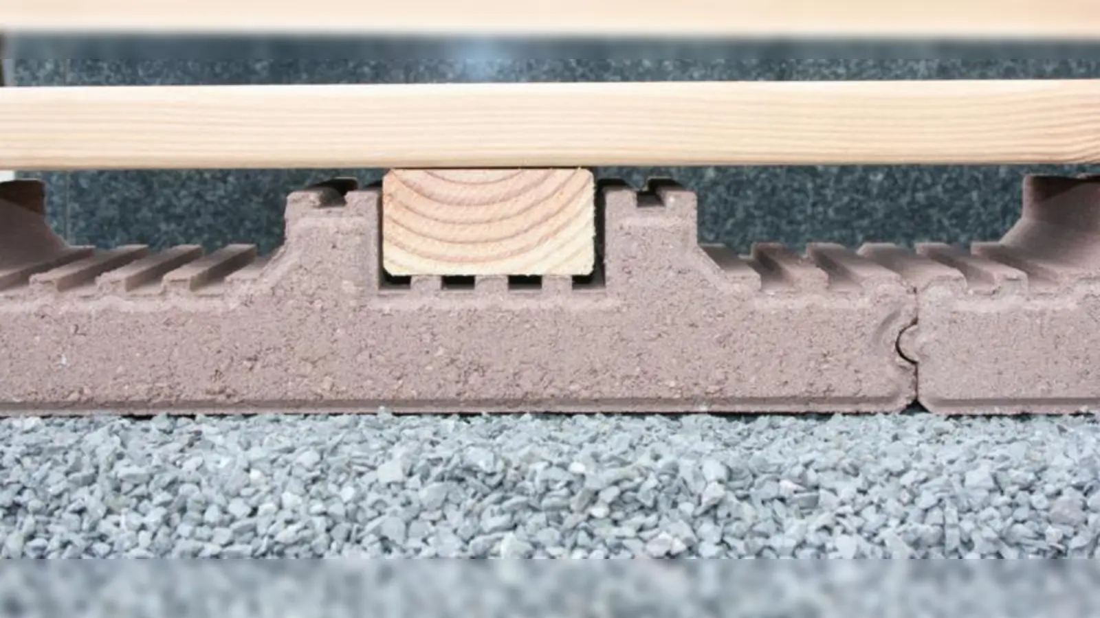 Neues Streifen-Fundament mit Lüftungsrillen: Durch die dauerhafte Unterlüftung <br>der aufgelegten Hölzer wird Schimmelbildung und Verrottung nachhaltig verhindert.<br>Damit steigt die Lebensdauer der Holzdielen erheblich. (Foto: Christoph Betonwaren)
