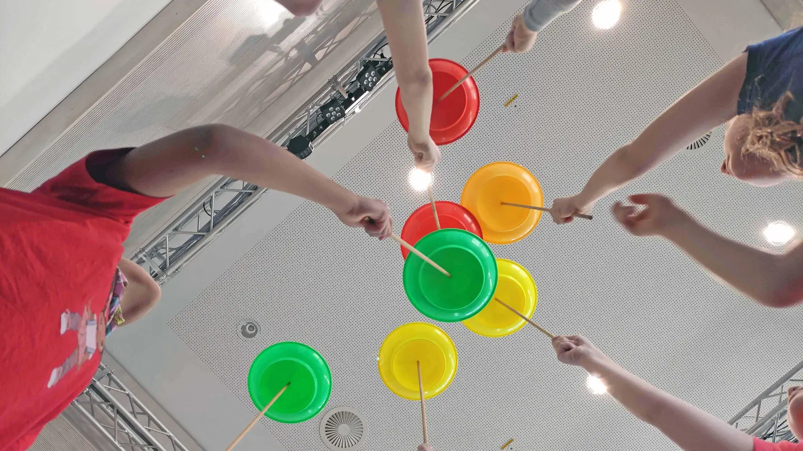 Beim Artistik-Kids-Camp können Kinder in die Welt der Zirkuskunst eintauchen und ein bisschen Bühnenluft schnuppern.  (Foto: Claudius Bicker)