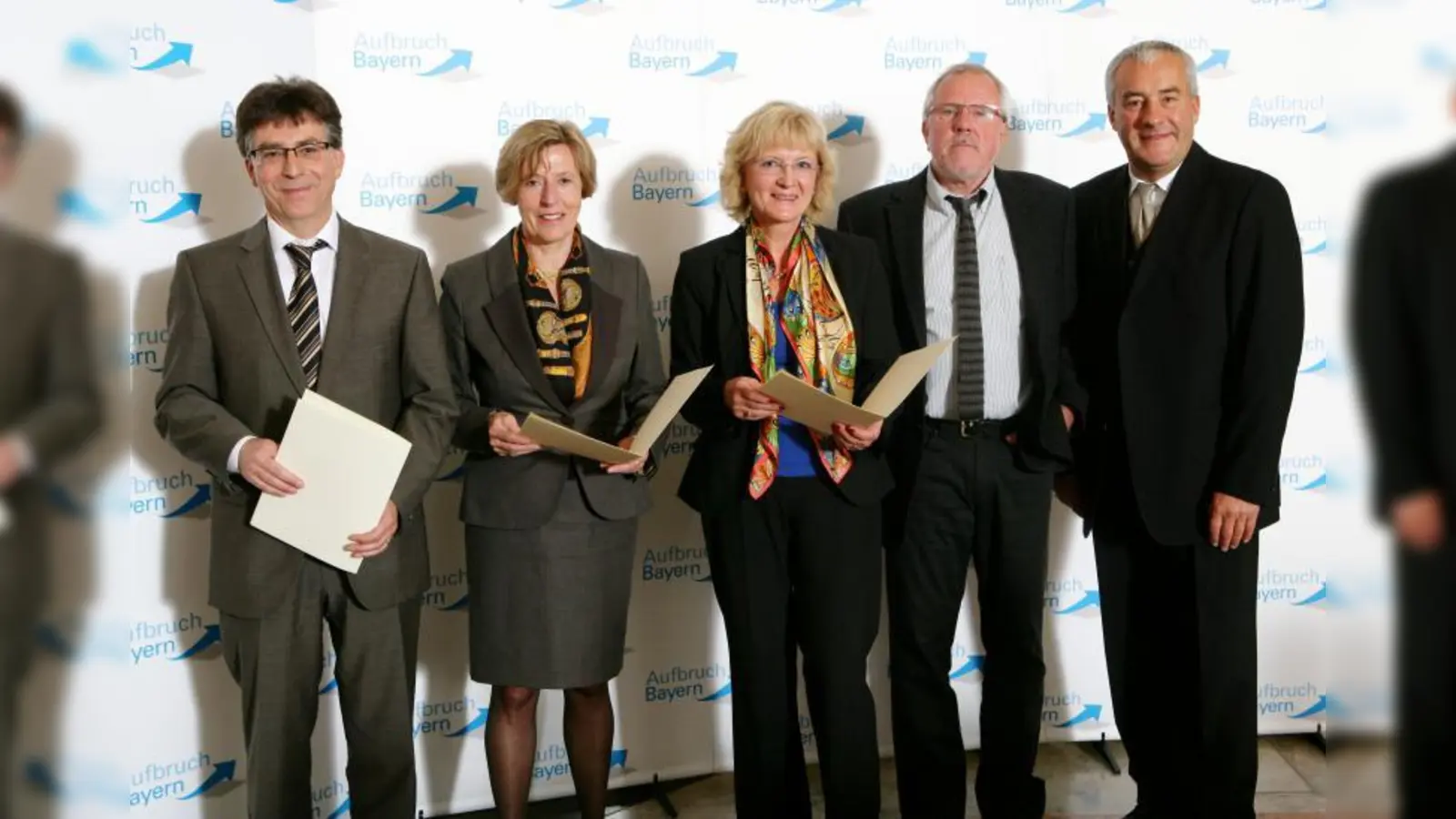 Kultusminister Dr. Ludwig Spaenle (rechts) übergab die Urkunden an die Leiter der Gymnasien, darunter Bernhard Fanderl (links) vom Dantegymnasium. (Foto: StMuK)