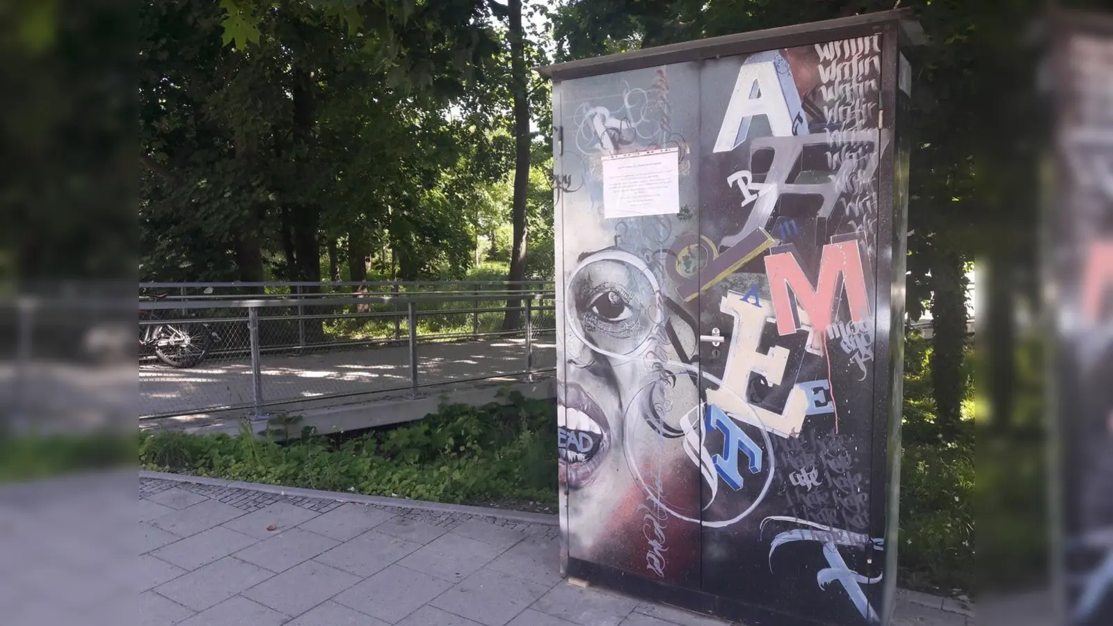 Der Bücherschrank an seinem neuen Standort vor der FOS/BOS. (Foto: privat)