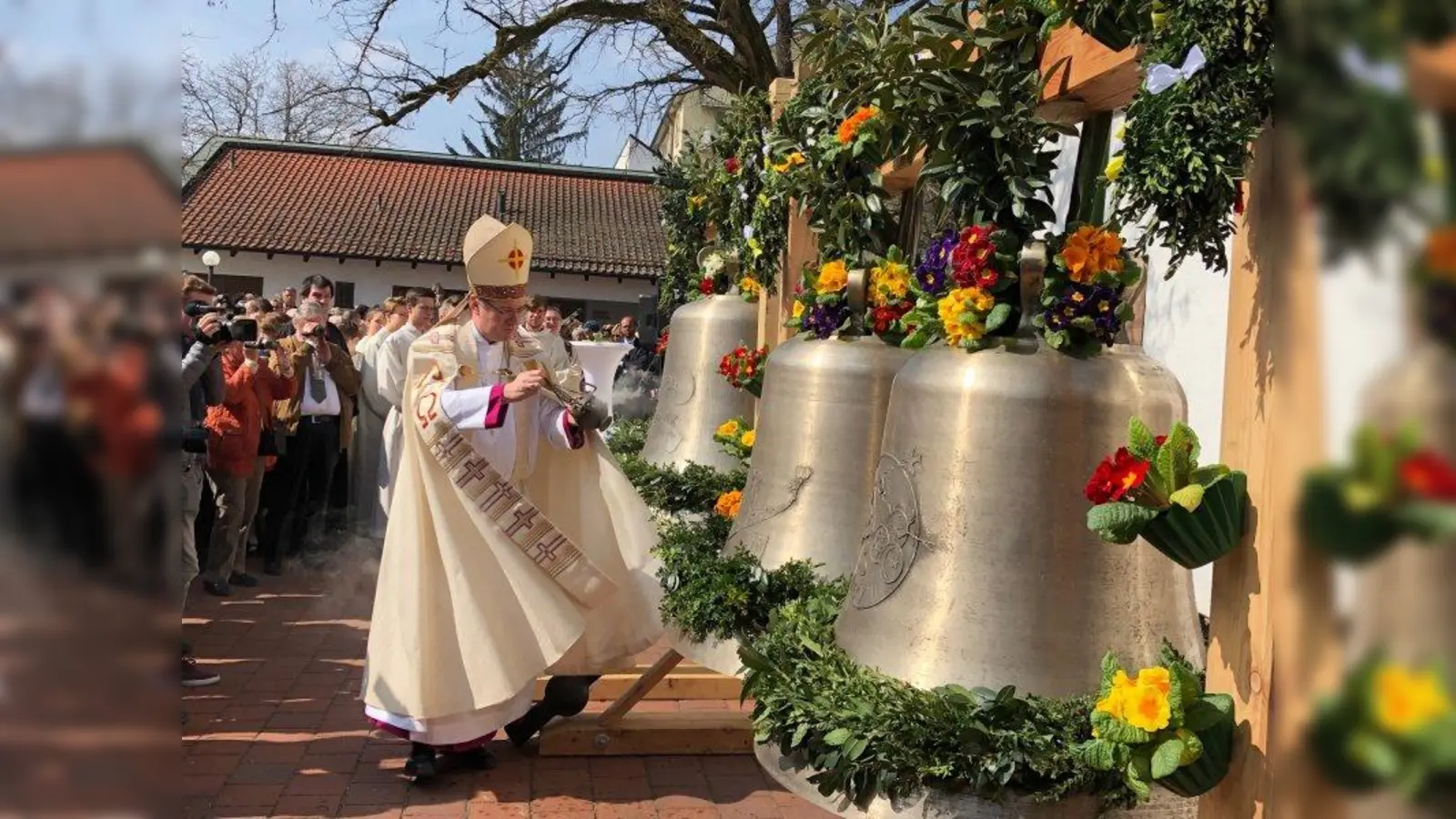 Weihbischof Rupert Graf zu Stolberg weihte die vier neuen Bronzeglocken, die ab Ostern im Campanile von St. Philippus zu besonderen Anlässen und Gottesdiensten läuten werden. (Foto: Limmer)