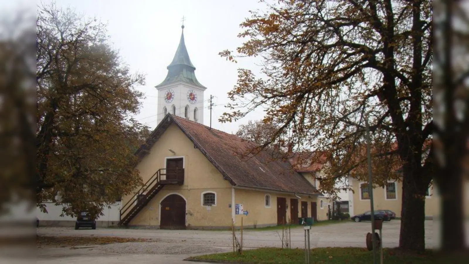 Der ehemalige Pferdestall mit dahinterliegender Hofmarkkirche. (Foto: pst)