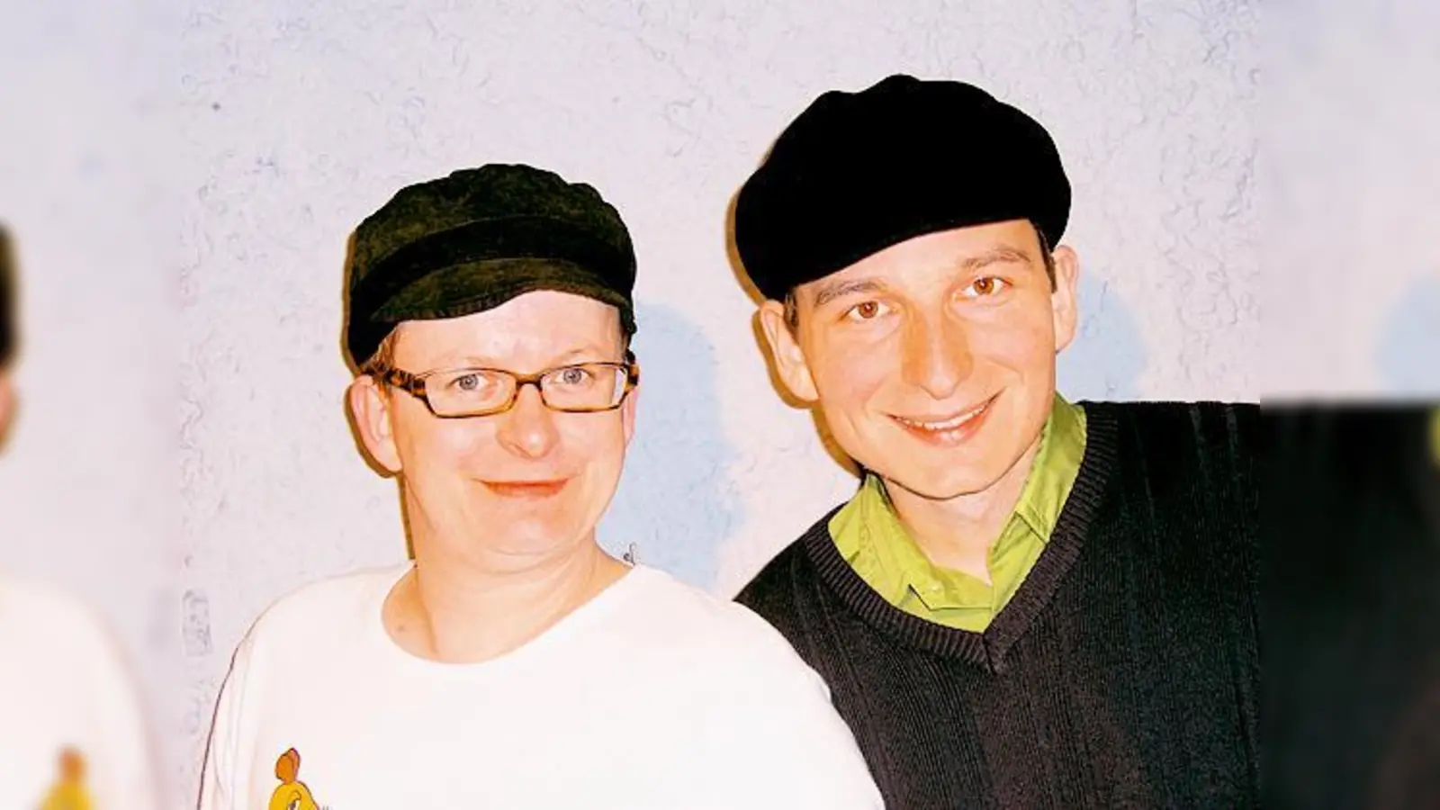Die Künstler Rüdiger Bach und Jürgen Wegschneider stellen Buschs Werke vor.   (Foto: Veranstalter)