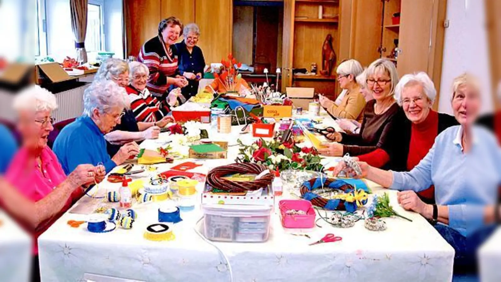 Die Bastelrunde des Frauenkreises von St. Otto bei den Vorbereitungen für den Osterbasar.	 (Foto: VA)
