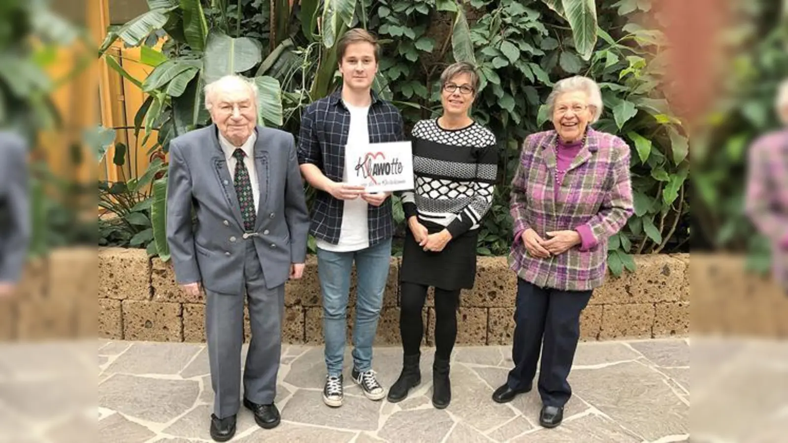 Ulrike Konrads (2.v.r.), Leiterin der AWO-Klawotte, mit Maximilian Jungbäck (2.v.l.), Georg (l.) und Monika Bauer (r.).	  (Foto: privat)