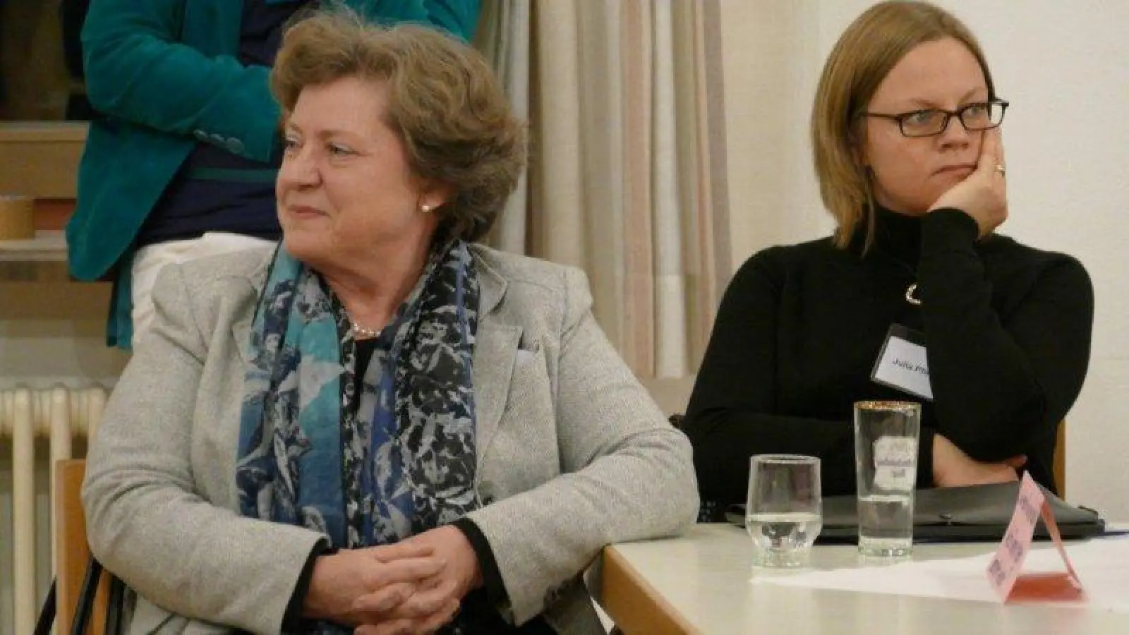 CSU-Stadträtin Heike Kainz (l.), die Vorsitzende des Bezirksausschusses Allach-Untermenzing, zusammen mit der interkulturellen Trainerin Julia Pfinder. (Foto: Falk Lamkewitz)