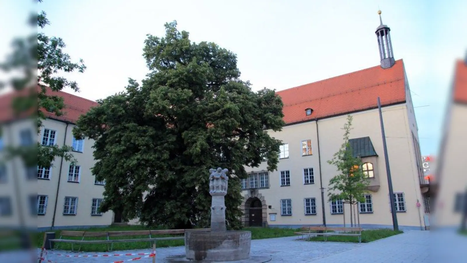 Das Pasinger Rathaus beherbergte bis Ende Juli unter anderem auch das Versicherungsamt. Der Protest gegen den Wegzug ist groß. Auch der BA setzt sich für einen weiteren Verbleib ein. (Foto: us)