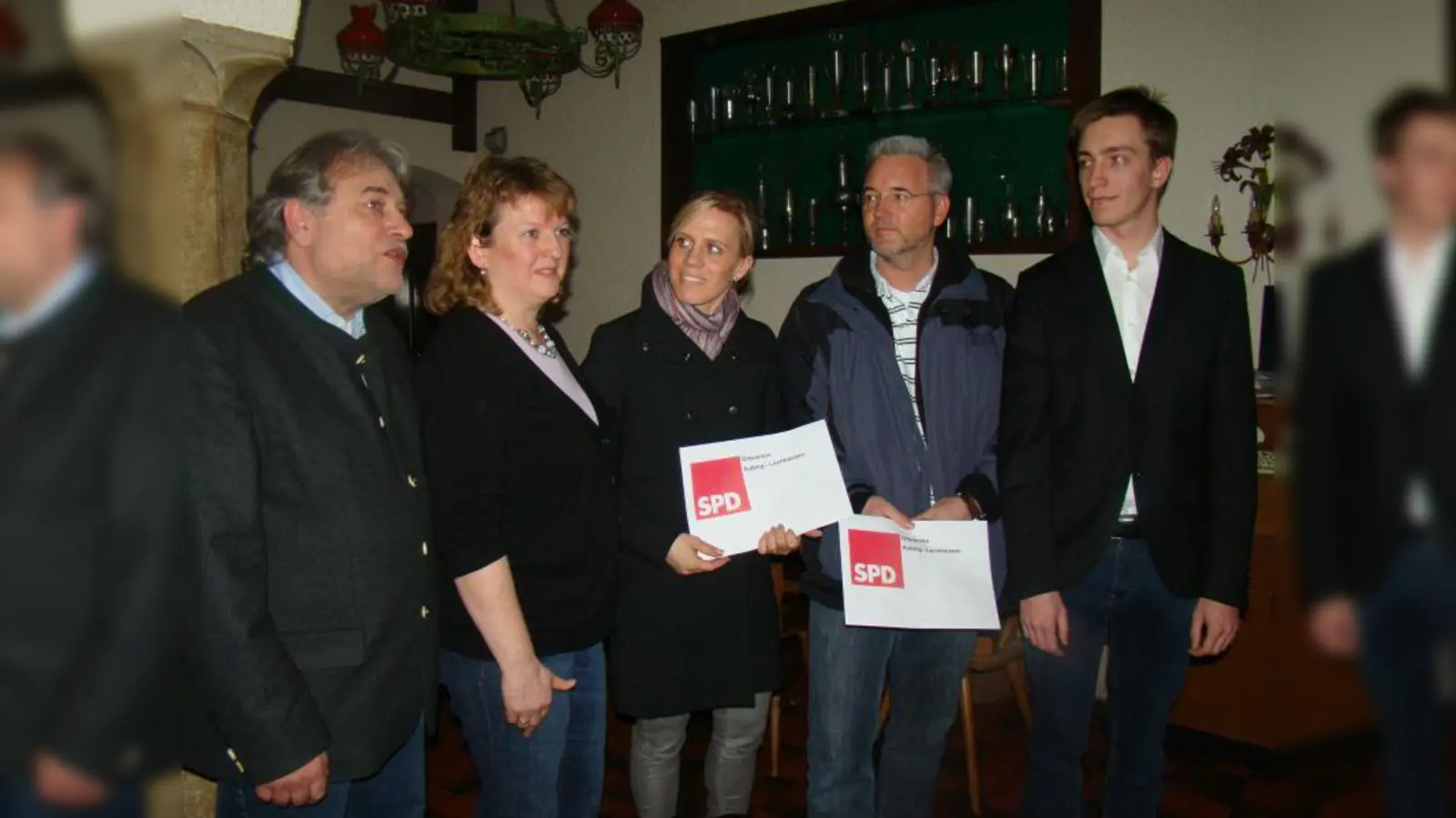 Bei der Scheckübergabe von links: Dr. Joseph und Monika Assal, Kerstin Steber (Just M), Bert Witzens (Aubinger Tenne) und Sebastian Kratzer (SPD Aubing). (Foto: pst)
