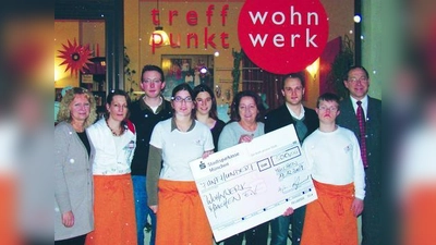 CSU- und JU-Mitglieder besuchten wohnwerk und übergaben einen Spendenscheck: Monika Kargl, Ulrike Schindler, Leonhard Agerer, Katherina Niedermeier, Sabine Schuster, Helga Guttmann, Ludwig Reicherstorfer, Stephan<br>Duve und Max Straßer. (Foto: pi)