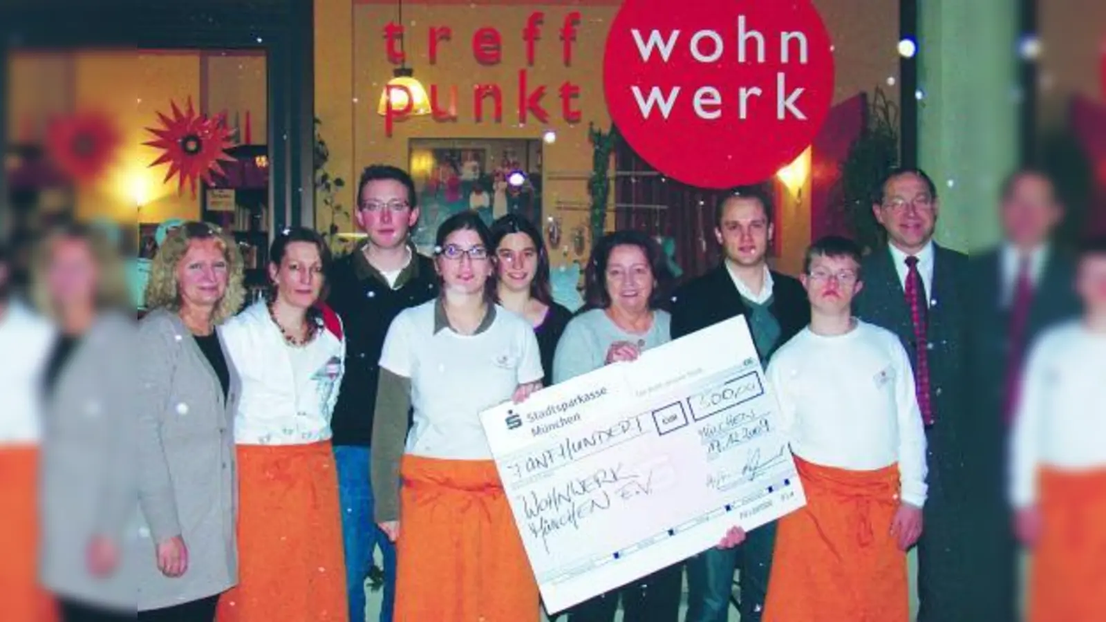 CSU- und JU-Mitglieder besuchten wohnwerk und übergaben einen Spendenscheck: Monika Kargl, Ulrike Schindler, Leonhard Agerer, Katherina Niedermeier, Sabine Schuster, Helga Guttmann, Ludwig Reicherstorfer, Stephan<br>Duve und Max Straßer. (Foto: pi)