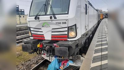 Am Ostbahnhof hat ein Güterzug einen ins Gleis gerollten Müllcontainer überfahren. (Foto: Bundespolizei)