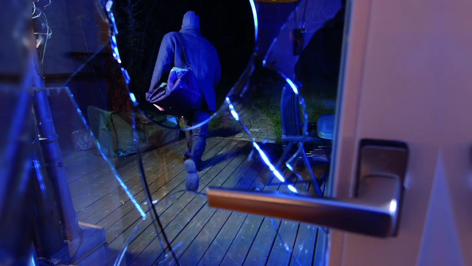 In den Wintermonaten liegen die Einbruchszahlen bis zu 20 Prozent über dem Jahresdurchschnitt. Einbrecher nutzen gerne die frühe Dunkelheit, um unbemerkt in Häuser und Wohnungen einzudringen.  (Foto: (c) www.nicht-bei-mir.de)