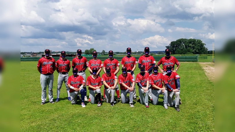 Die neuen Rahmenbedingungen, wie Maskenpflicht und Abstandsregelungen, mussten auch die Baseballer der Garching Atomics bei ihrem Saisonauftakt beachten. (Foto: Verein)