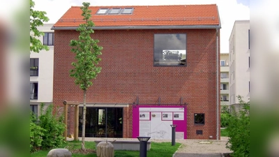 Das Maschinenhaus der Alten Ziegelei ist in eine Neubausiedlung integriert worden. (Foto: NordOstKultur-Verein)