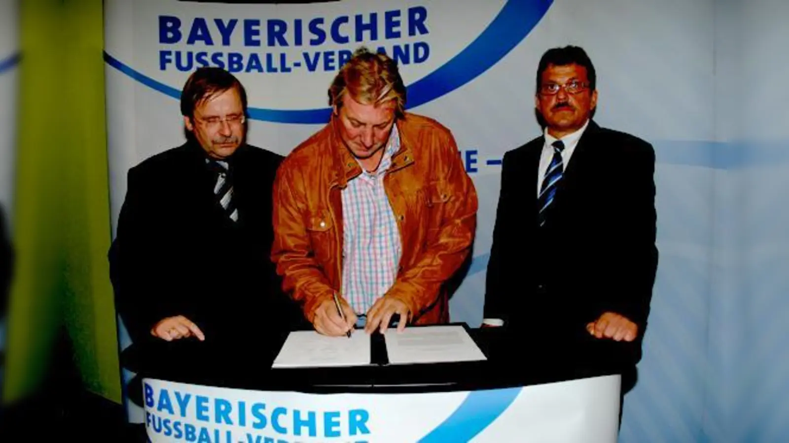 Hans Blössl, Präsident des FC Ismaning bei der Unterschrift zum Anstoß.  (Foto: FC Ismaning)