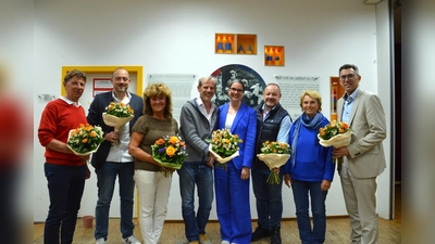 Horst Martin, Markus Scheerer, Sabine Witter, Christoph Borchardt, Katharina Hänel (Vorstand), Thomas Pollok, Erika Gollor, Frank Zellner bilden den neuen Aufsichtsrat (v.l.). (Foto: Montessori-Fördergemeinschaft Weilheim-Schongau e.V.)
