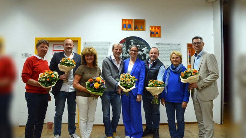 Horst Martin, Markus Scheerer, Sabine Witter, Christoph Borchardt, Katharina Hänel (Vorstand), Thomas Pollok, Erika Gollor, Frank Zellner bilden den neuen Aufsichtsrat (v.l.). (Foto: Montessori-Fördergemeinschaft Weilheim-Schongau e.V.)