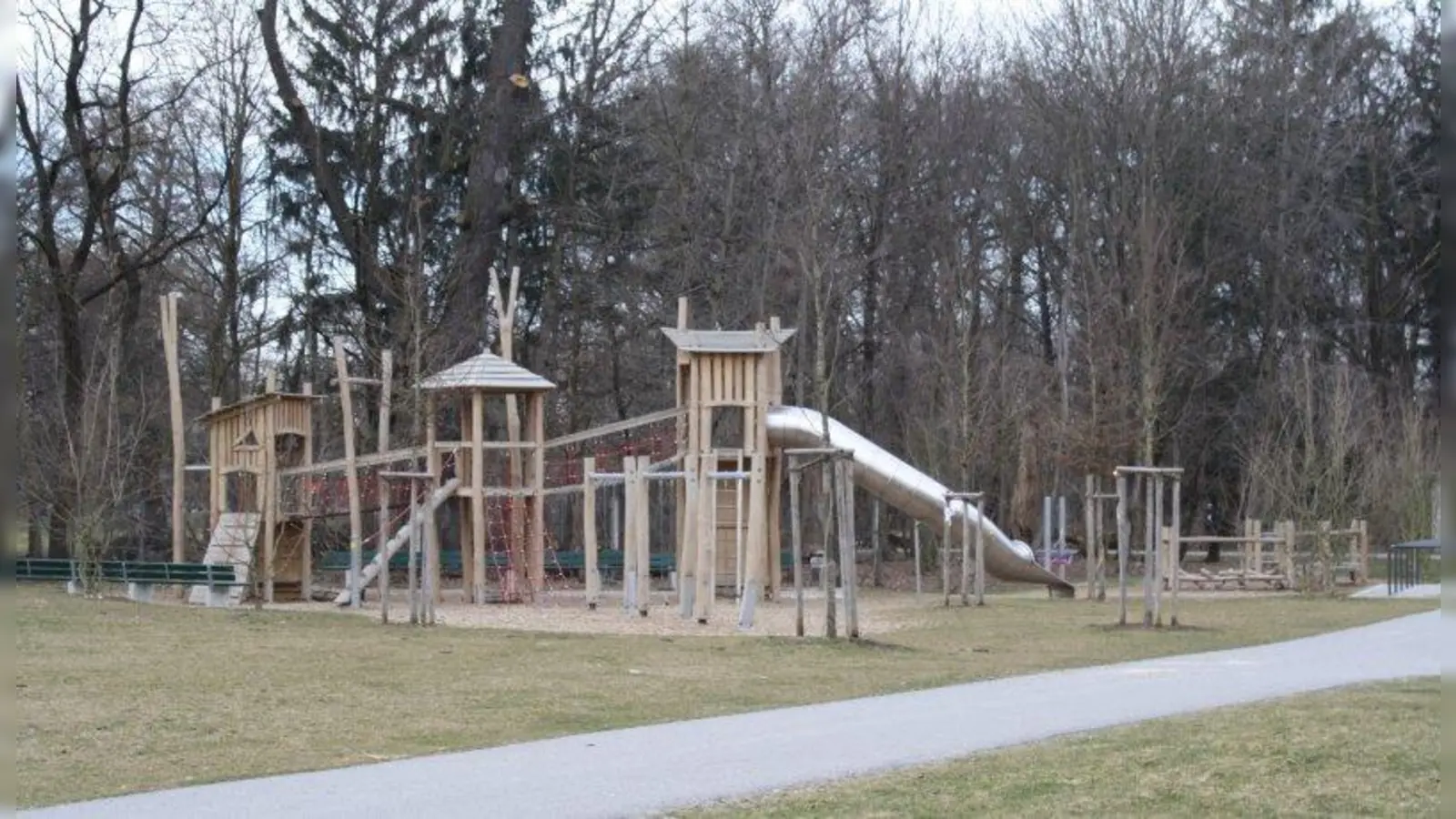 Die Anwohner aus der angrenzenden Wohnanlage fühlen sich durch den Spielplatz am Hirschgarten - und vor allem durch die Röhrenrutsche - gestört. (Foto: sb)